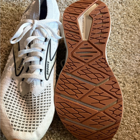 Like new! Brooks 🤩Women's Levitate StealthFit 6 White and Black Athletic Shoes - Picture 5 of 5